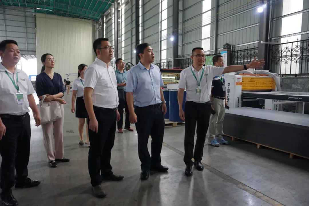 調(diào)研組參觀板材生產(chǎn)車(chē)間 調(diào)研組參觀板材生產(chǎn)車(chē)間