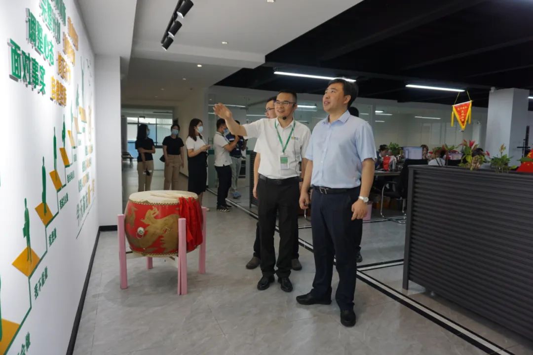 調(diào)研組參觀銷(xiāo)售辦公區(qū)